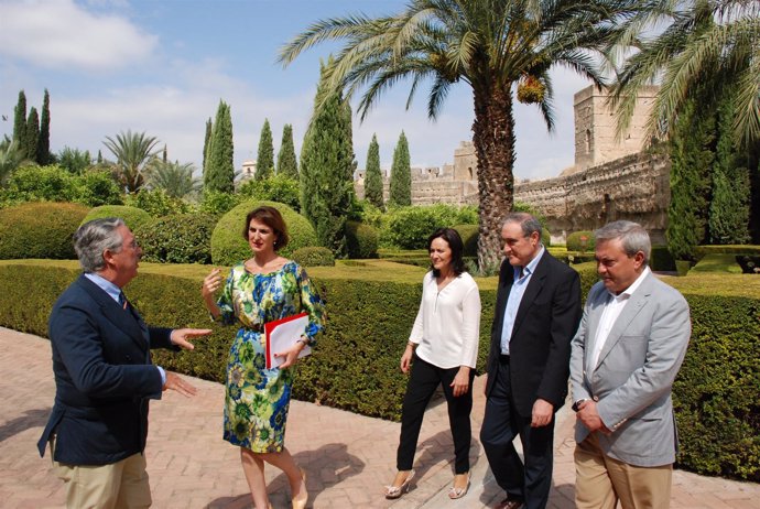 Crespín (centro), junto al alcalde, en la visita al Palacio Portocarrero