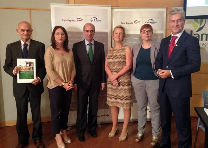 Autoridades presentes en la puesta de largo del informe del Banco Ceiss.