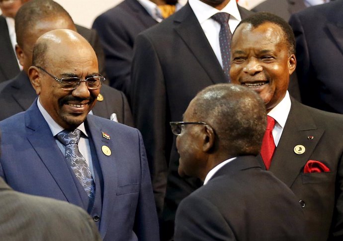 Al Bashir (izquierda) acude a la cumbre de la UA (junio 2015)