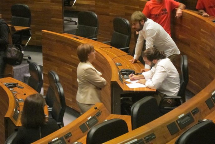 Emilio León, sentado en  la Junta