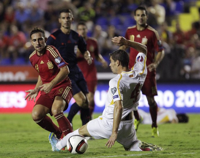 Alcácer pugna con un defensa macedonio en el partido del Ciutat de Valencia