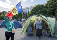 Los manifestantes acampan en el centro de Chisinau indefinidamente para exigir la dimisión del presidente