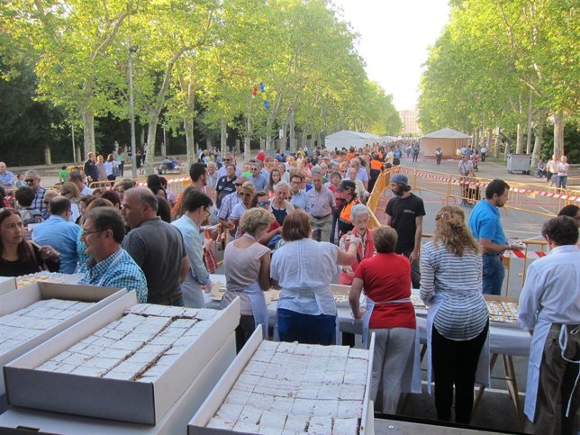 Miles de personas hacen cola para recoger el postre