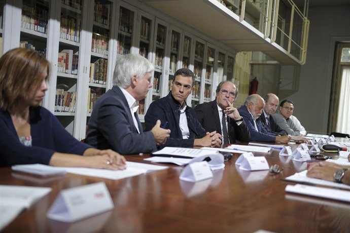 Pedro Sánchez se reúne con la comunidad educativa