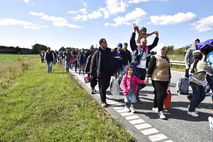 Refugiados en Dinamarca caminan hacia Suecia