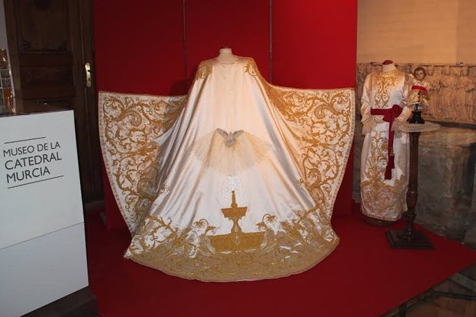 El Museo de la Catedral expone un nuevo manto regalado a la Fuensanta