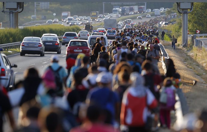 Refugiados caminando en Hungría hacia la frontera con Austria