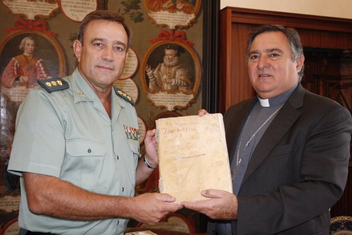 Entrega del manuscrito sustraído a la Hermandad del Nazareno de Sanlúcar