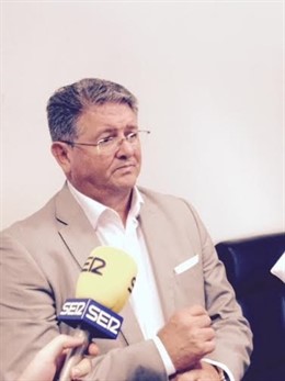 El alcalde de Los Alcázares atiende a los medios en la Asamblea