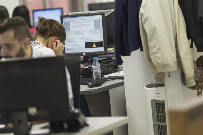 Oficina, ordenadores, trabajo, trabajando, empleo, desempleo, paro, trabajador