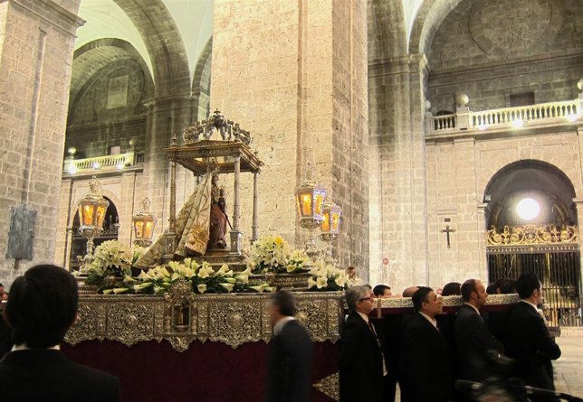 La virgen de San Lorenzo entra en la catedral de Valladolid
