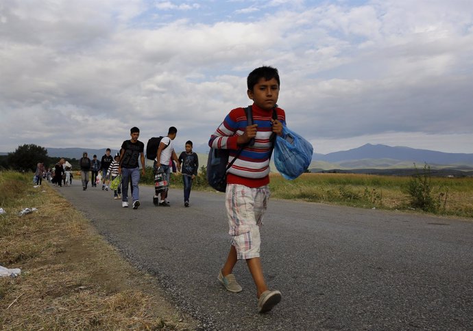Un niño refugiado camina hacia la frontera de Grecia con Macedonia