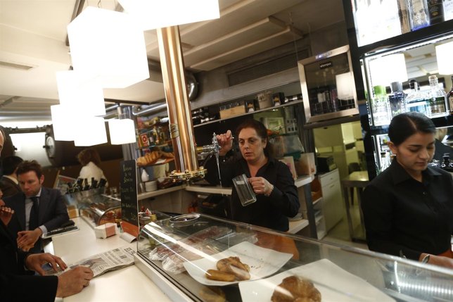 Trabajador, Trabajando, Camarero, Bar, Autónomo, Consumo, Alcohol