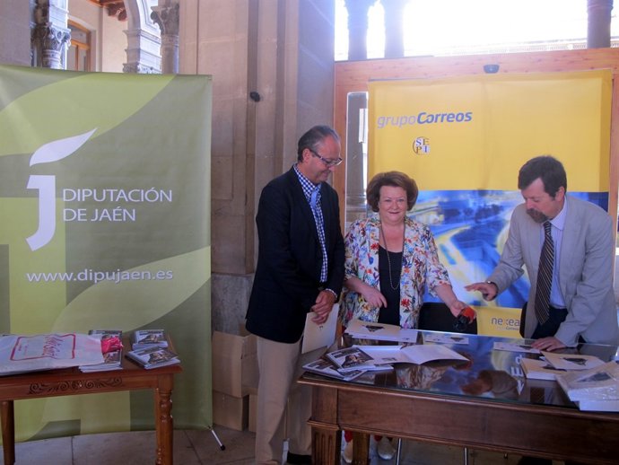 Parra (c) junto a Cobo y Cabrera presenta el sello de Santa Teresa de Jesús.