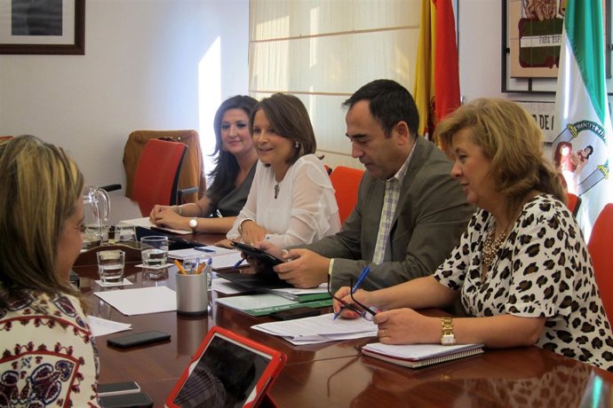 Ana Cobo (2i) en la reunión con los delegados territoriales de la Junta en Jaén.