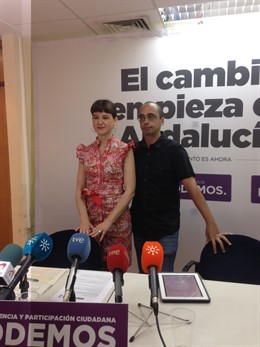 La parlamentaria de Podemos Lucía Ayala y el candidato, David Bravo
