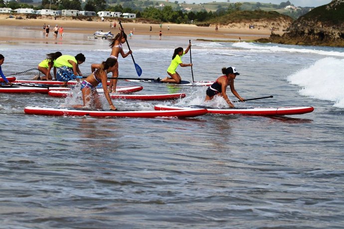Práctica infantil de deporte acuático 