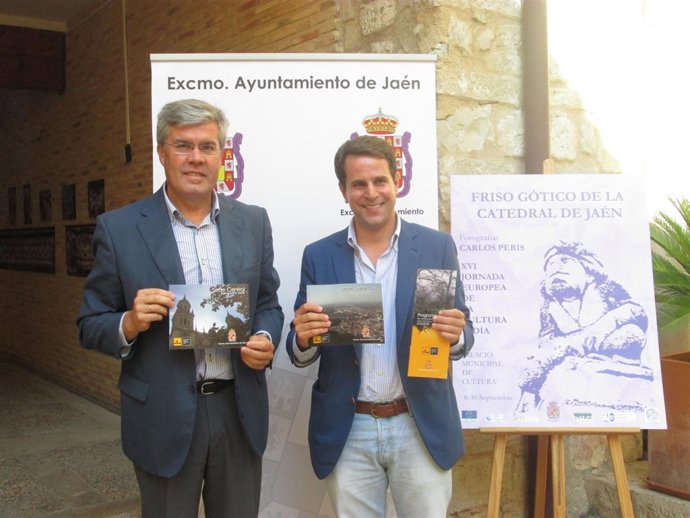 El alcalde y el concejal de Juventud en la presentando cursos de UPM