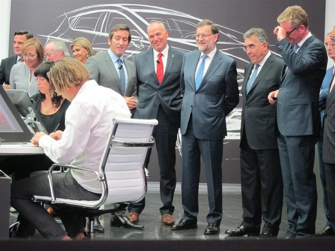 El pte.M.Rajoy y directivos de Seat en la planta de Martorell