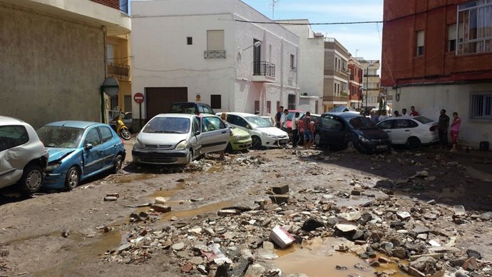 Estado en el que quedó una de las vías principales de Adra