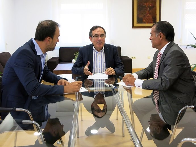 Reunión alcalde con representantes cámara de comercio 