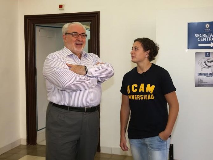 La joven piloto ceheginera Ana Carrasco con presidente UCAM