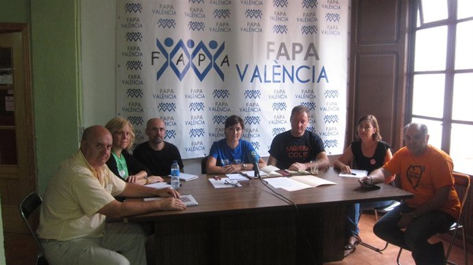Los representantes de FAPA València, durante la rueda de prensa
