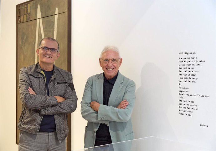 Raimon visita la exposición 'Colectivos artísticos en Valencia bajo franquismo'
