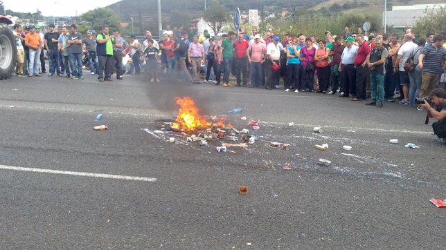 Ganaderos gallegos queman productos lácteos franceses y alemanes