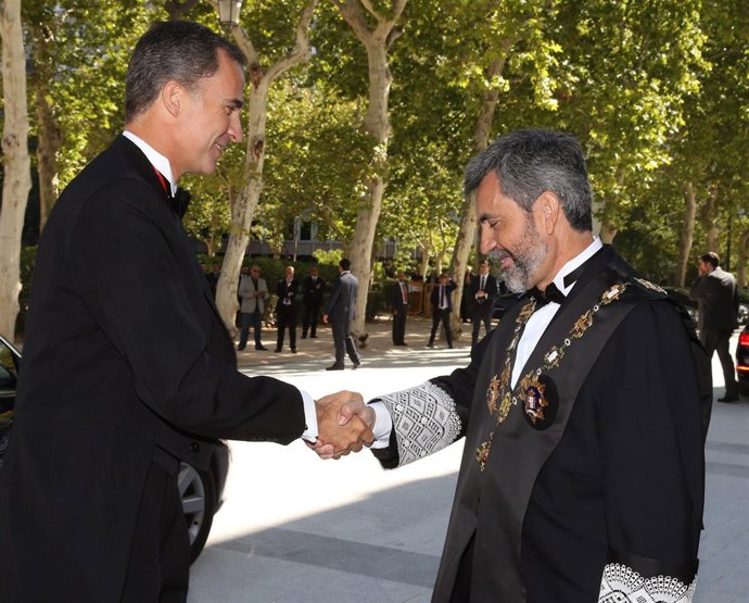 El rey Felipe es recibido por Carlos Lesmes