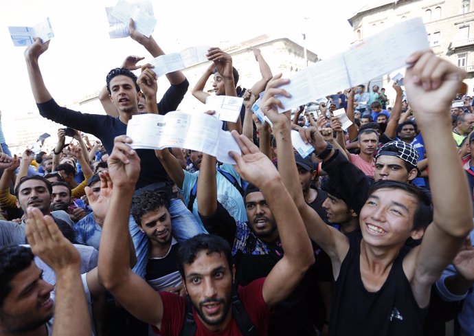 Refugiados protestan ante la estación del este en Budapest