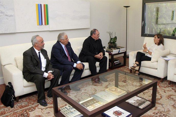 Sáenz de Santamaría se reúne con Cruz Roja y la Conferencia Episcopal