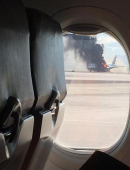 Avión incendiado