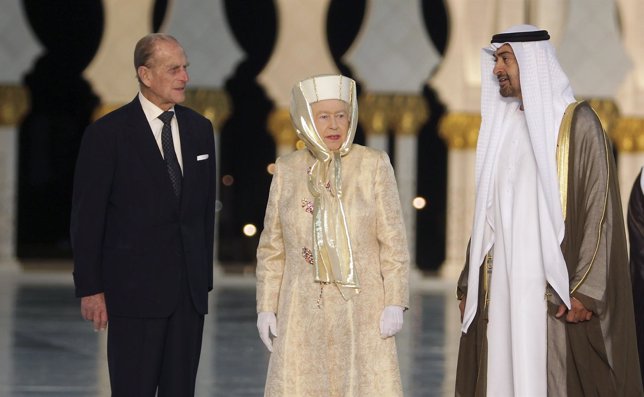 La Reina Isabel II del Reino Unido y su marido el Príncipe Felipe en Abu Dhabi