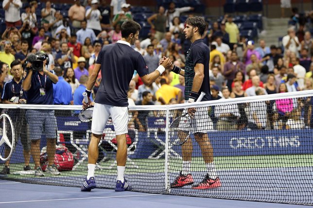 Novak Djokovic saluda a Feliciano López tras derrotarle en 1/4 del US Open