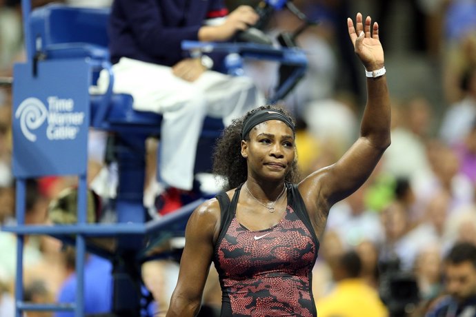 Serena saluda al público tras ganar a su hermana Venus