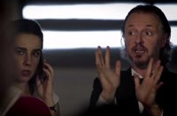 '¿Quién da menos?' Impactante vídeo que califica el reparto de refugiados como una "subasta de personas"