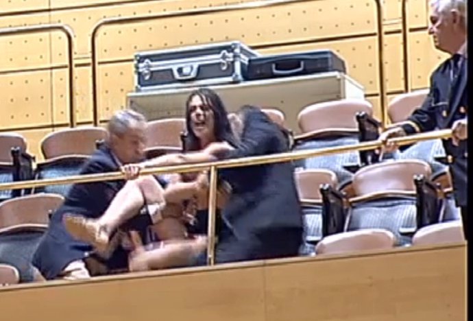 Activista de Femen en el Senado