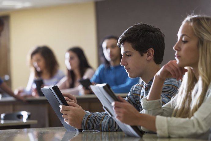 Estudiantes miran las tablets en sus colegios