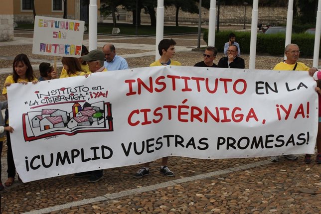 Vecinos de La Cistérniga en la manifestación pro instituto