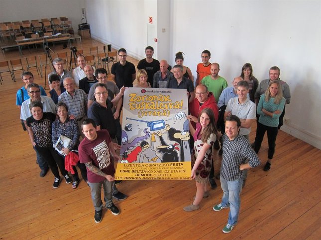 La plantilla y colaboradores de Euskalerria Irratia celebran su nueva licencia