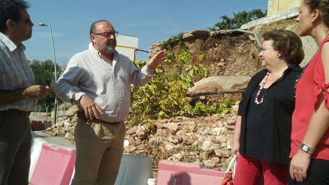 Parra (2d) conoce los daños causados por las lluvias.