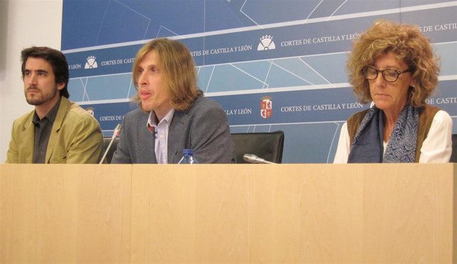 Fernández (centro) anuncia la Proposición de su grupo