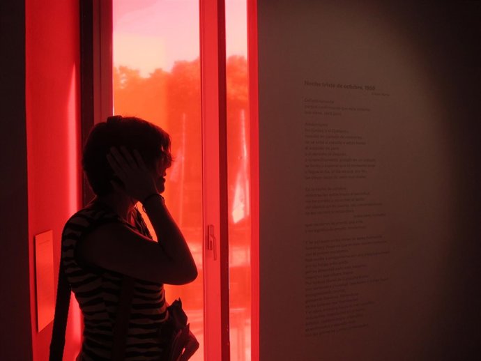 Visitante en la exposición de Jaime Gil de Biedma en el Arts Santa Mònica