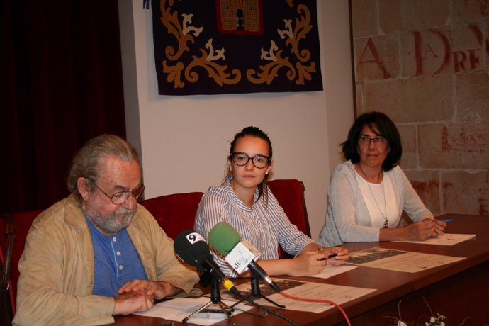 Munárriz anuncia el fallo del premio, junto a Rocío Poza y Filomena Garrido