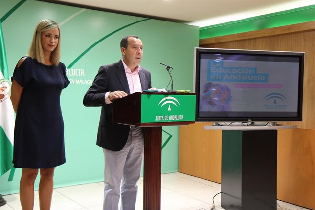 El delegado del Gobierno andaluz, José Luis Ruiz Espejo, y Patricia Alba