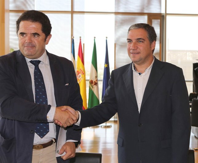 El presidente provincial, Elías Bendodo, y Baldomero Bellido (Asaja)