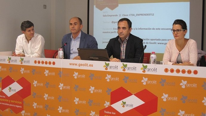 De la Torre (2d) en la jornada en Geolit sobre instrumentos de apoyo a pymes.