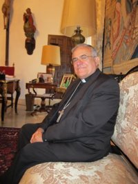 El obispo ofrece "hasta el Palacio Episcopal si hace falta" para los refugiados que "dispongan las autoridades"