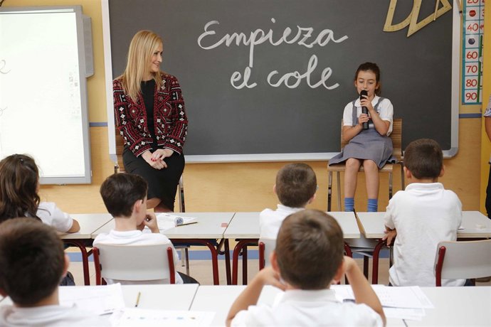 Cifuentes visita el colegio público bilingüe Cortes de Cádiz